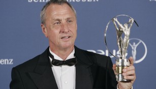 Johan Cruyff presume su premio Laureus