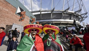 Afición mexicana a las afuera del BC Place Stadium