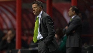 Juan Carlos Osorio observa el duelo del Tri