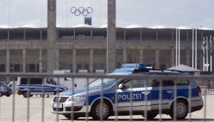 Policía reguarda el Estadio Olímpico de Berlín