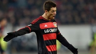 Chicharito reclama en juego del Bayer Leverkusen