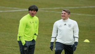 Joachim Low y Bastian Schweinsteiger en entrenamiento con Alemania