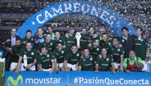 Los futbolistas mexicanos posan con el trofeo de Campeón