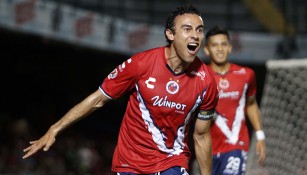 Leobardo López festeja tras anotar uno de sus goles contra San Luis
