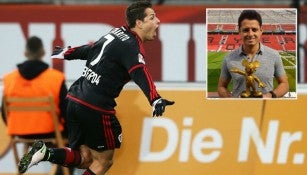 Chicharito festeja un gol con el Leverkusen