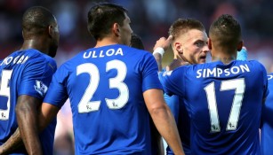 Ulloa y Simpson abrazan a Jamie Vardy en un partido del Leicester