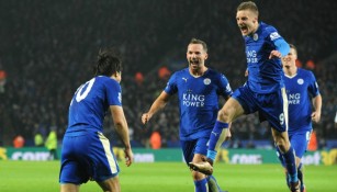 Okazaki, Vardy y Drinkwater celebran un gol del Leicester