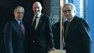 Decio posa con Infantino durante un Congreso de FIFA