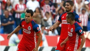 Omar Bravo celebra un gol con las Chivas