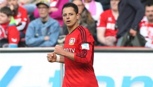 Chicharito festeja un gol del Bayer Leverkusen