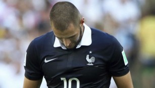 Karim Benzema, cabizbajo durante un juego de Francia