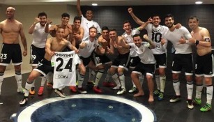 Los jugadores del Valencia festejan en el Camp Nou