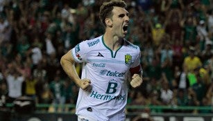 Mauro Boselli festeja un gol con León