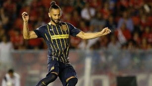 Larrondo durante un duelo con Rosario Central