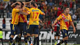 Los jugadores de Morelia celebran un gol