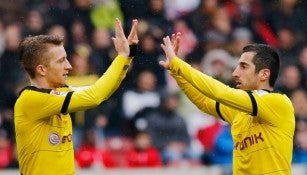 Reus y Mkhitaryan celebran un gol del Dortmund
