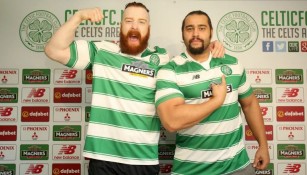Sheamus y Rusev posan con la camiseta del Celtic de Glasgow