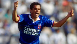 Carlos Hermosillo festeja una anotación con Cruz Azul