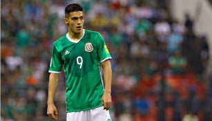 Raúl Jiménez, durante un partido con la Selección