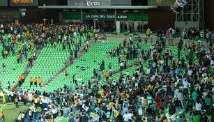 Afición de Tigres y Santos se enfrentan en el Estadio Corona