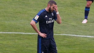 Karim Benzema se lamenta en partido con Real Madrid