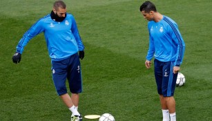 Benzema y Cristiano tocan el balón en práctica del Real Madrid