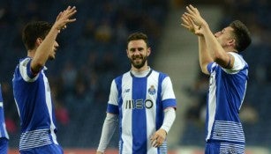 Miguel Layún y Héctor Herrera festejan un tanto del Porto