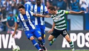 Herrera participando en el duelo contra Sporting