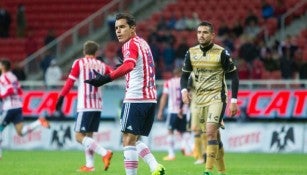 Omar Bravo en el partido de Copa contra Dorados