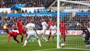 Christian Benteke marca el único gol de los Reds en duelo contra  Swansea 