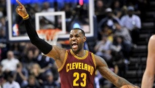 LeBron James en un duelo con los Cavaliers