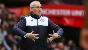 Ranieri reparte instrucciones en partido del Leicester