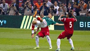 Raúl Jiménez realiza espectacular chilena en el Azteca