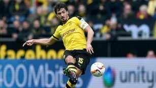 Mats Hummels, defensa del Dortmund, patea el esférico 