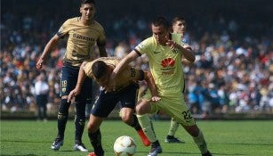 Gerardo Alcoba y Paul Aguilar, durante las Semifinales del A2015 