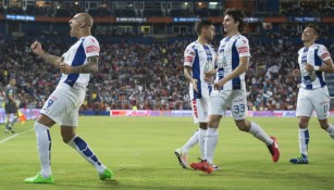 Jugadores de Pachuca celebran segundo gol contra Chiapas