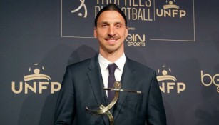 Zlatan Ibrahimovic con su trofeo de mejor jugador de la Ligue 1