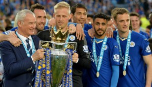 Ranieri sostiene el trofeo de Campeón de la Premier League