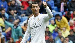 Cristiano Ronaldo hace gesto hacia la tribuna