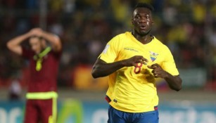 Felipe Caicedo celebra un gol con la selección de Ecuador