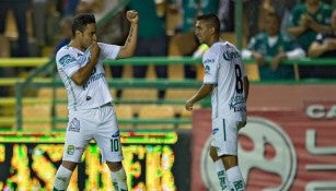 Luis Montes besa el escudo de León tras uno de sus goles