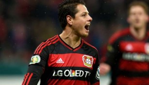 Chicharito festeja un gol con Bayer Leverkusen