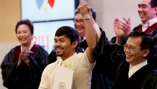 Pacquiao sostiene su certificado que lo proclama como senador