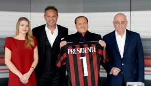 Silvio Berlusconi con directivos del club