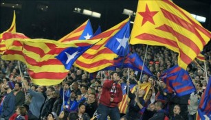 Aficionados con banderas esteladas en partido del Barcelona