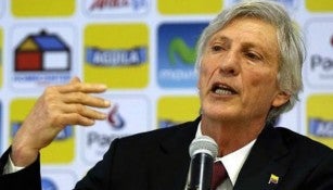 José Néstor Pékerman en un rueda de prensa