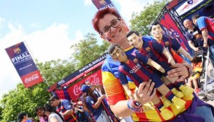 Aficionado del Barcelona en la 'Fan Zone' de su equipo