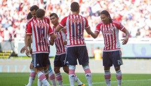 Jugadores del Rebaño celebran un gol en el Estadio Chivas