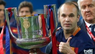 Andrés Iniesta con el trofeo de campeón de Copa del Rey de Barcelona