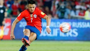 Alexis Sánchez ejecuta un remate de balón parado